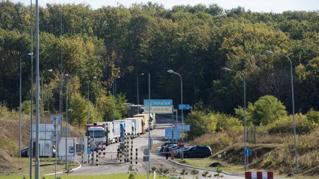 На кордоні України величезний затор: стоять майже 600 автомобілів