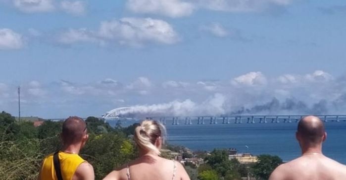 Крымский мост в густом дыму: оккупанты назвали причину
