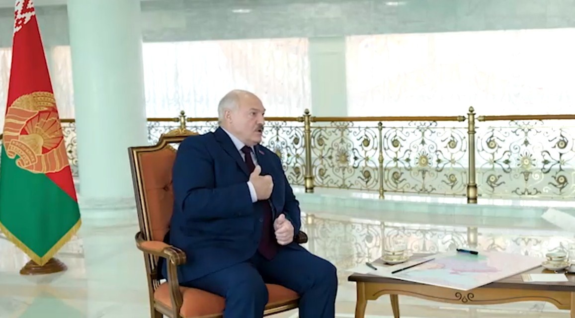 "Прикрой меня, пожалуйста", - Лукашенко признался, как Путин просил его помочь со вторжением