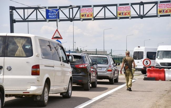 Большие скопления авто: на границе Украины с Польшей вновь образовались очереди из сотен машин