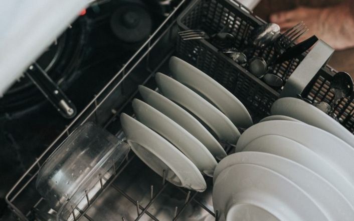 Які речі можна відправляти до посудомийної машини: несподівані варіанти
