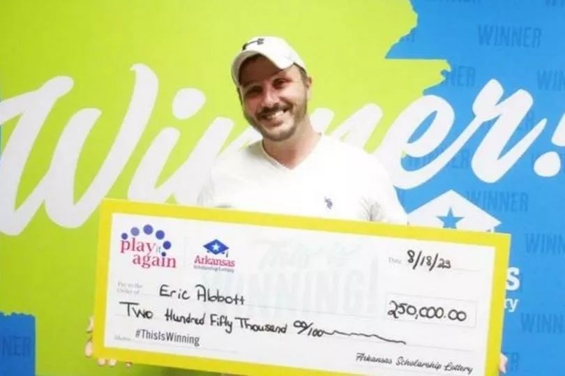Мужчину уволили с работы, но в тот же день он выиграл в лотерею