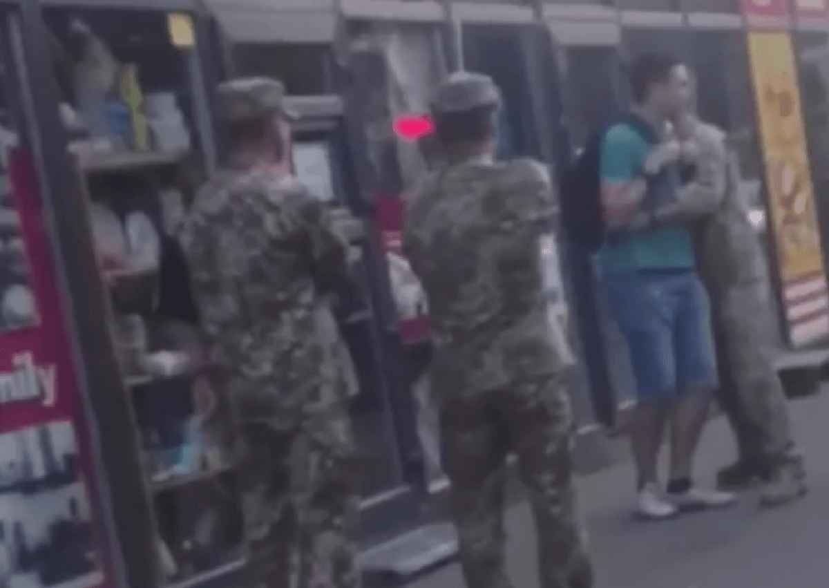 В Киеве тцкшники с пистолетом приставали к прохожему: свидетели вызвали полицию