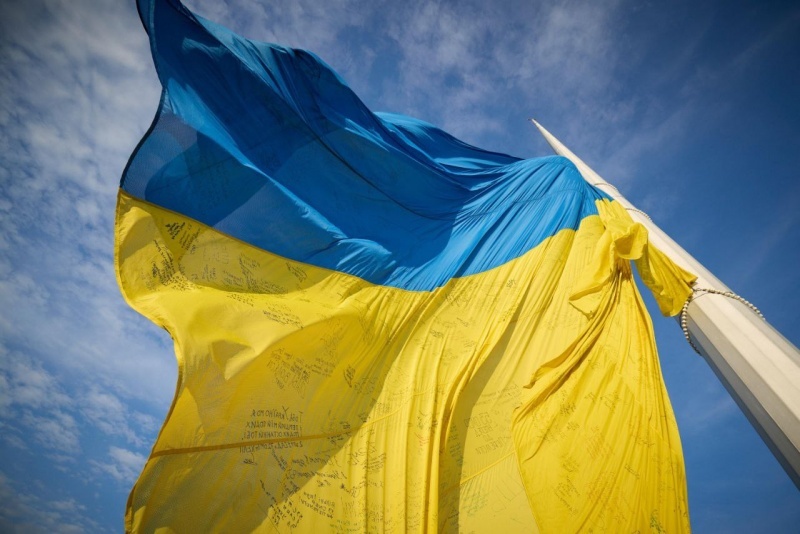 Зеленский поздравил украинцев с Днем флага: в Киеве подняли особое знамя