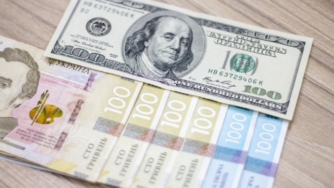 Стрибок вартості долара: обмінники виставили нові курси валют