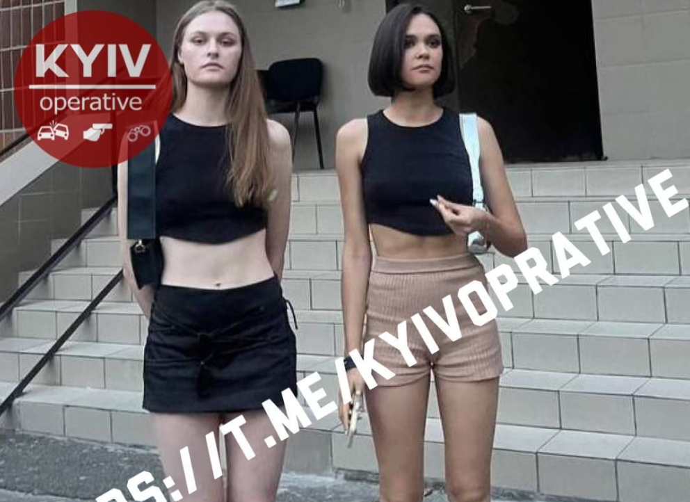 В Киеве полиция задержала 2 сестер, которые станцевали на могилах отца и других военных
