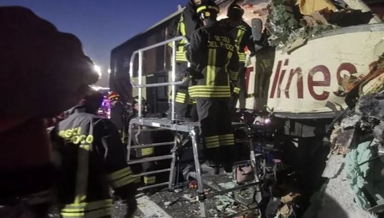 Автобус с украинцами столкнулся с грузовиком в Италии: есть тяжелые пострадавшие