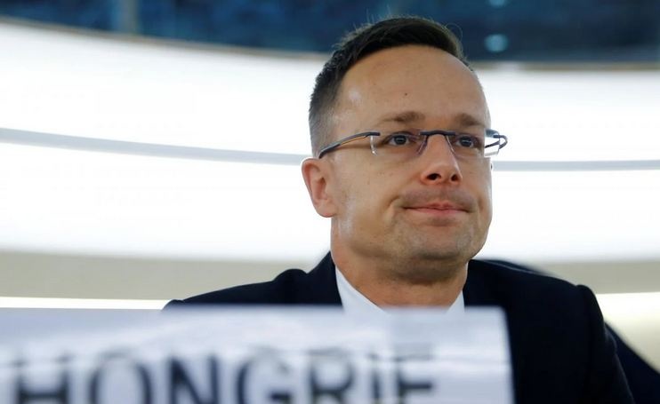 Глава МИД Венгрии Сийярто назвал "военным психозом" санкции против РФ