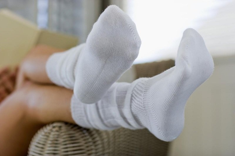 Сон в носках опасен для здоровья: названы риски