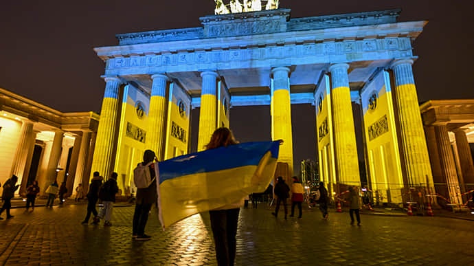 Выплаты украинским беженцам в Германии повысят: названы новые суммы