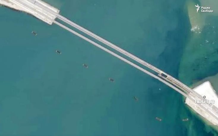 Вдоль Крымского моста оккупанты поставили баржи: появились спутниковые снимки