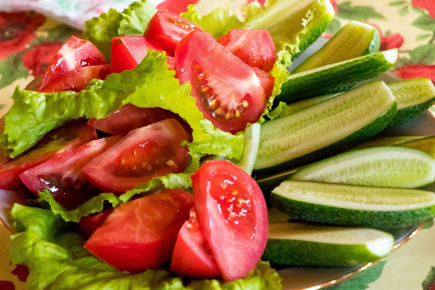 Можна чи не можна їсти помідори та огірки разом: що кажуть експерти