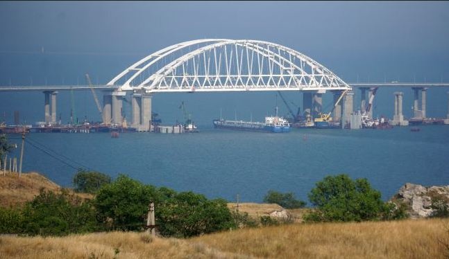 Росіяни двічі за ніч поскаржилися на атаку дронів Кримським мостом