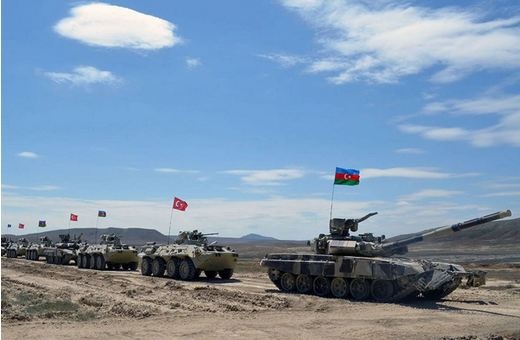 Азербайджан стягивает вооружение к границе Армении: идут колонны танков и летят ударные Ми-17