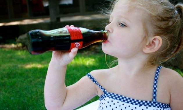 Чи можна давати дітям Coca-Cola: відповідає лікар Комаровський