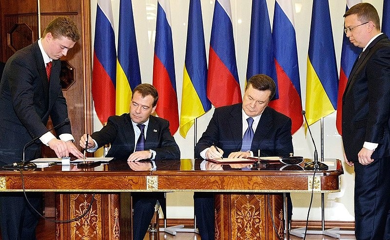 Януковича и Азарова намерены судить за подписание "Харьковских соглашений"