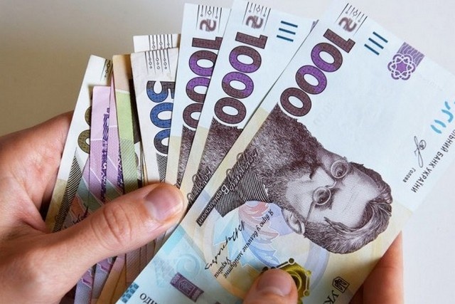 Средняя зарплата украинцев повысится: какие суммы обещает правительство