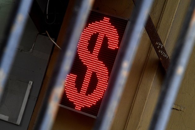 Курс доллара в Украине: стоит ли сейчас вкладывать средства в валюту