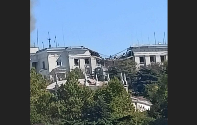 Появились кадры прямого попадания ракеты в штаб ЧФ в Севастополе
