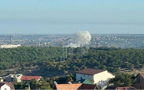 В Севастополе снова взрывы, над городом поднимается облако дыма