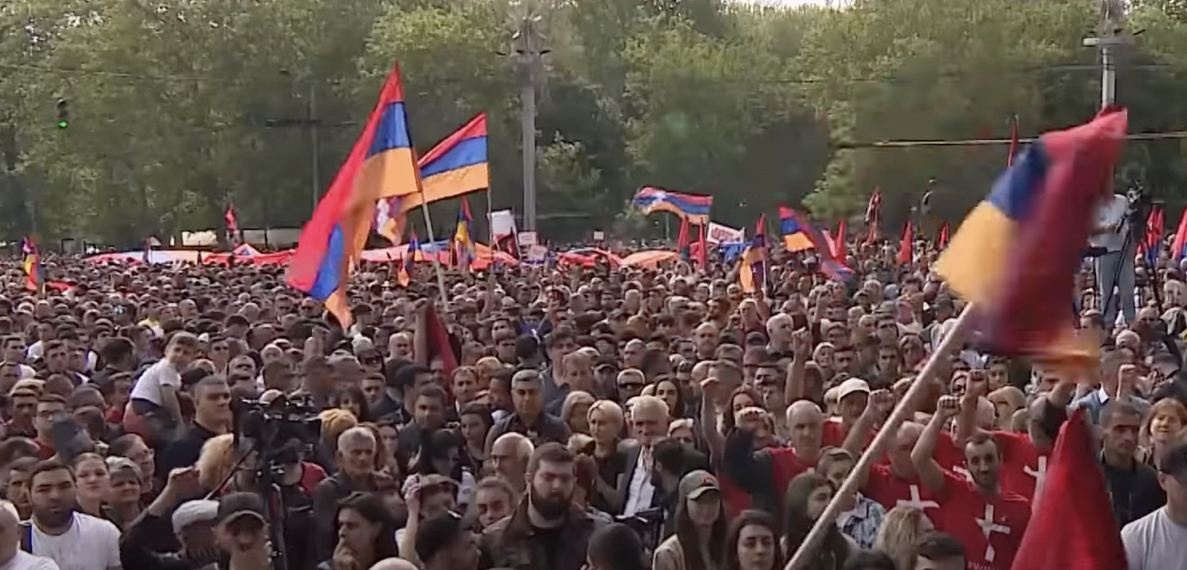 «Искренне поздравляем с уничтожением», - митингующие в Ереване поиздевались над Путиным