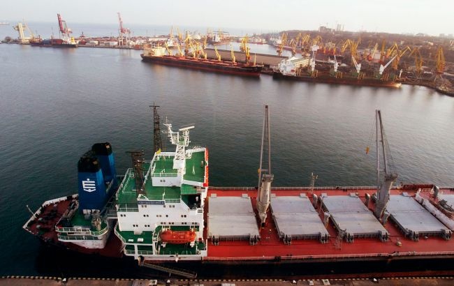 Третье судно покинуло украинский порт после загрузки