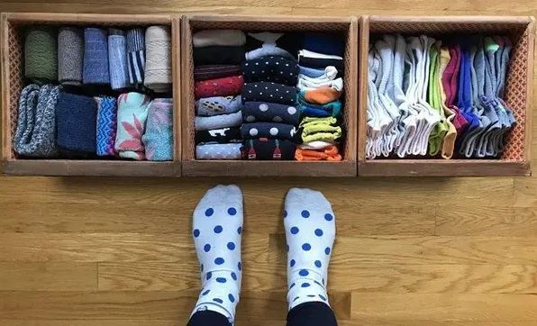 Як правильно скласти шкарпетки та футболки: японські методи від майстрині Марі Кондо