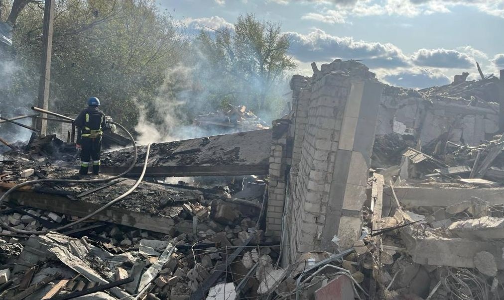 Более 50 погибших: Россия ударила ракетой по магазину на Харьковщине