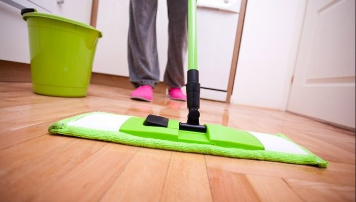 Навіщо мити підлогу з содою: спосіб, який змусить їх блищати