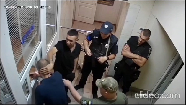 У Чернівецькому ТЦК поліція та місцевий злочинець вибивали "згоду" чоловіків на мобілізацію