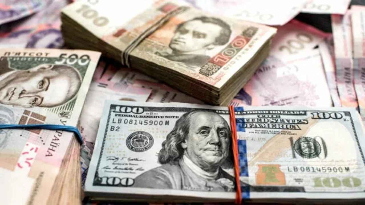 Стоимость доллара и евро: обменники обновили курсы валют