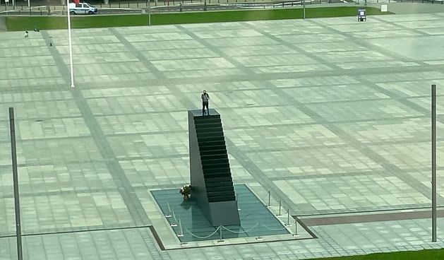 У центрі Варшави чоловік піднявся на пам'ятник і погрожує себе підірвати
