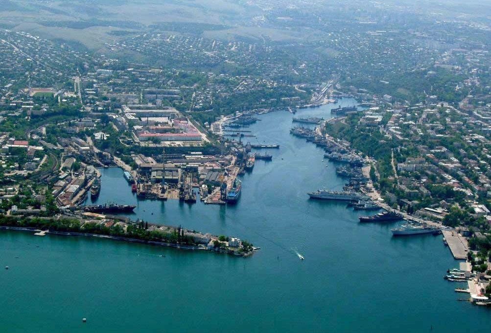 Защитный барьер на входе в Севастопольскую бухту прорван: спутник показал проблему