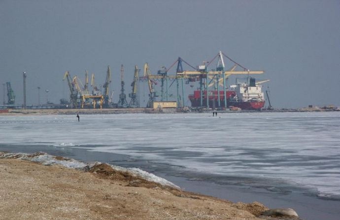 Окупанти завантажують у порту Маріуполя відразу три судна