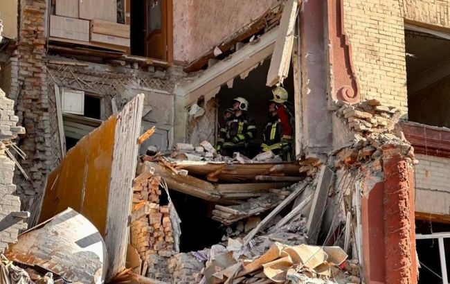В Запорожье почти сутки шли поисково-спасательные работы на месте удара по многоэтажке