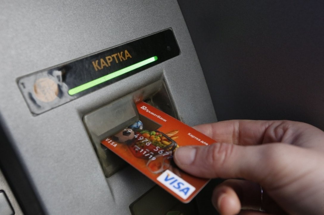 Блокирование банковских карт "уклонистов": могут ли мужчин оставить без денег из-за неявки в ТЦК