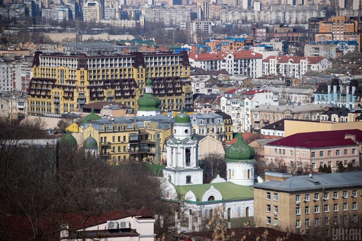 У Києві збираються збільшити штрафи за балкони та прибудови до будівель