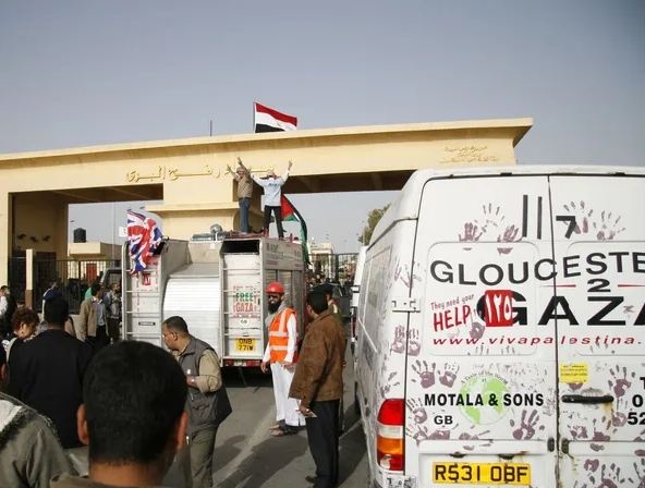 Египет открыл пункт пропуска с сектором Газа: проехали всего 20 грузовиков
