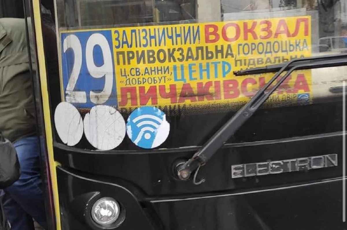 У Львові зчинився скандал через водія автобуса, який зачинив двері перед військовим без ноги