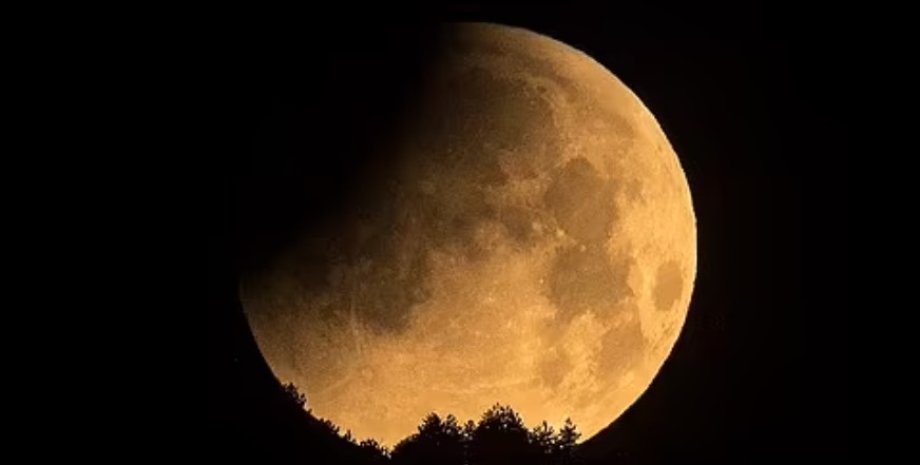 Лунное затмение 28 октября: у каких знаков зодиака начнется "белая полоса"