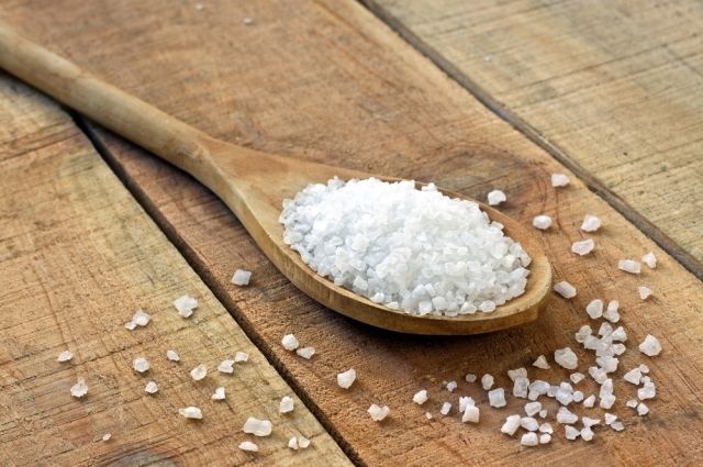 В чем отличие морская соль от обычной и можло ли спокойно употреблять