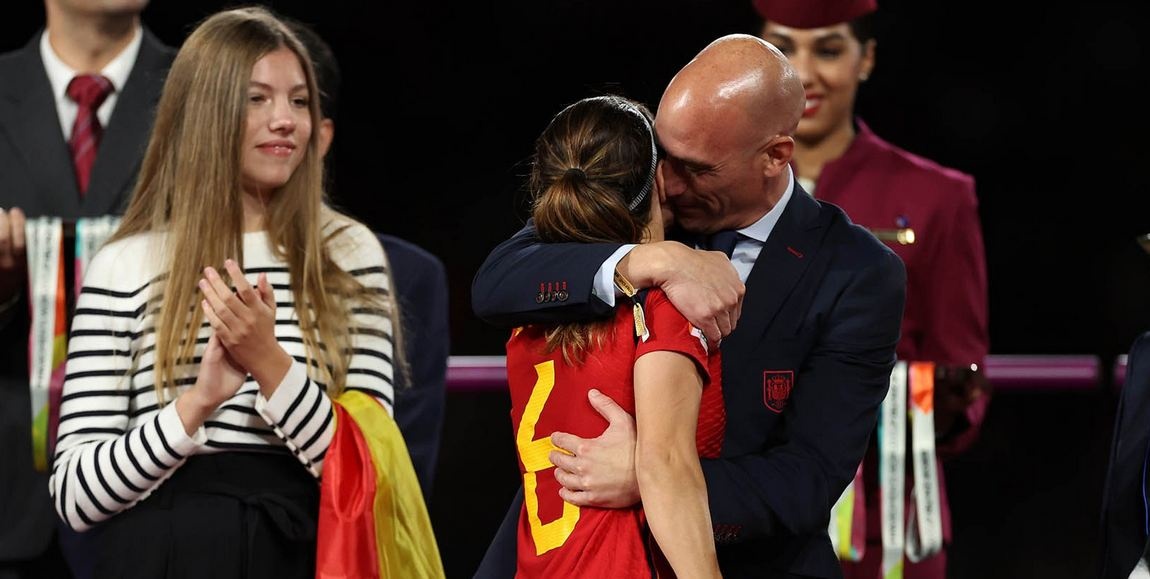 За поцелуй ФИФА дисквалифицировала экс-главу испанского футбола