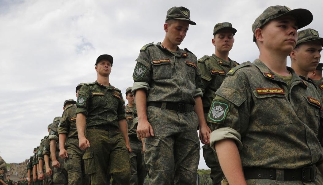 У Росії у військкомати почали масово відправляти банківських боржників: не щадять і жінок