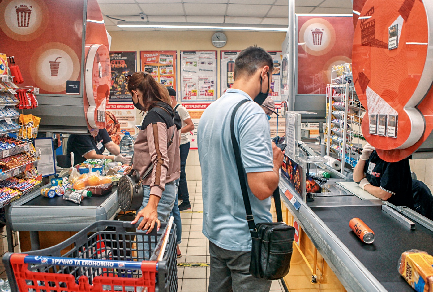 Яку зарплату зараз платять українцям у супермаркетах та ТЦ