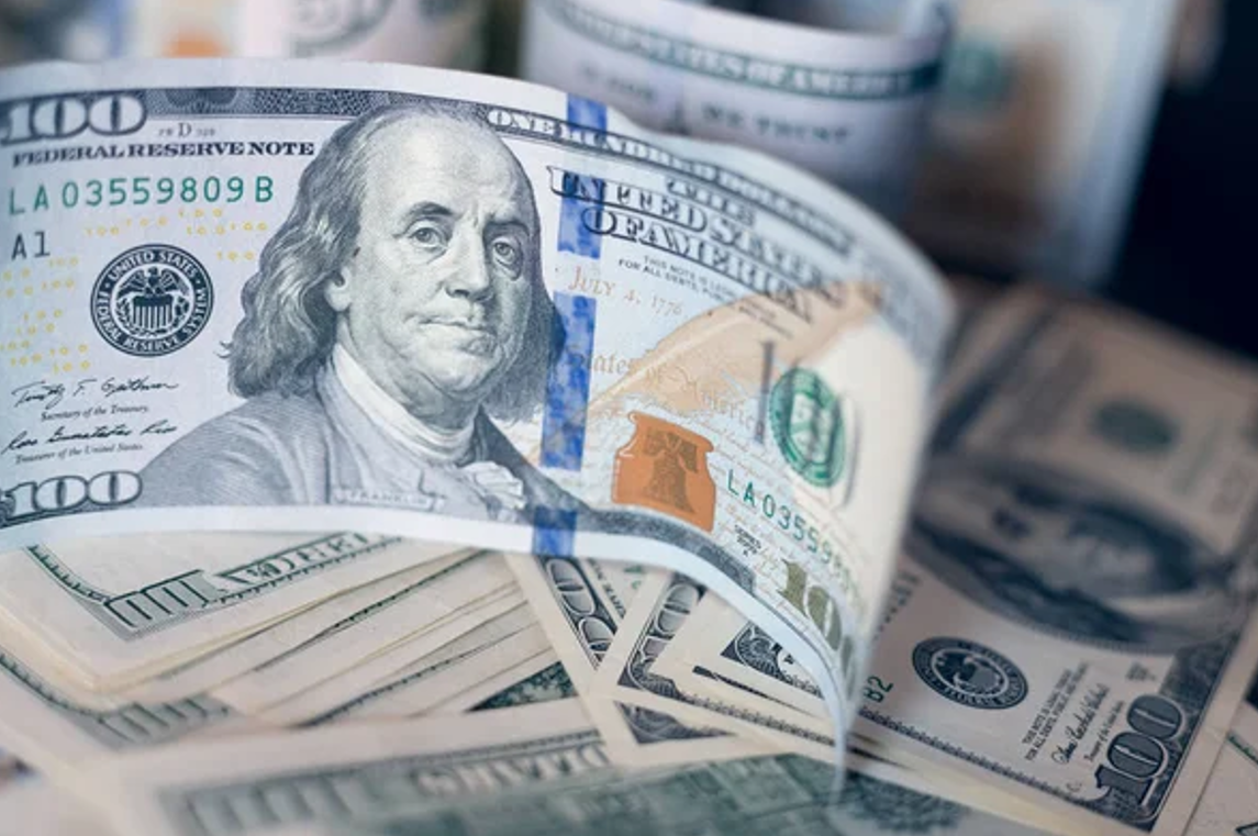 В октябре украинцы купили максимальный почти за десять лет объем валюты
