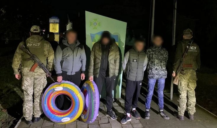 Бежали из Украины на радужных "пончиках": пограничники поймали двух уклонистов
