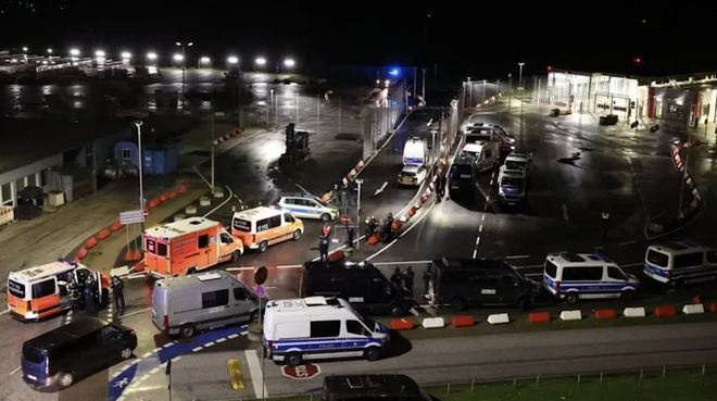 В Германии вооруженный мужчина с ребенком прорвалмя на авто в аэропорт Гамбурга: что происходит