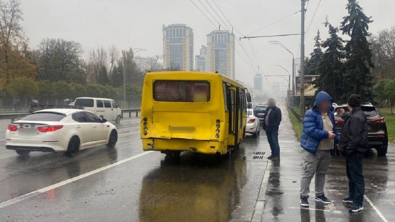 ДТП у центрі Києва: зіткнулися дві маршрутки