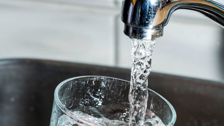 Як визначити, що вода з крана не придатна до вживання: кілька простих порад
