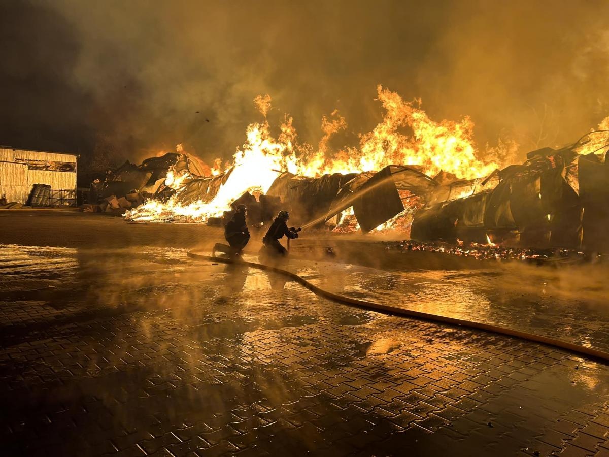 В Виннице полыхал масштабный пожар: тушение продолжалось всю ночь